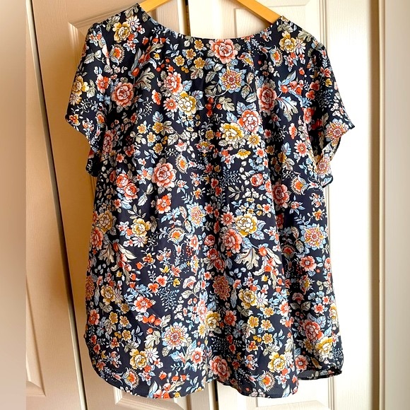 LOFT PLUS Floral Button Back Blouse with Split Overlapping Flutter Sleeves - Picture 6 of 13